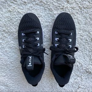 NIKE Boys Basketball Sneaker